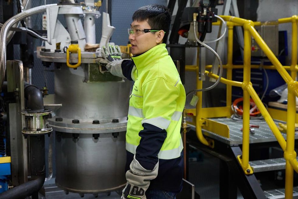 Archivo - Un trabajador en una industria metalúrgica