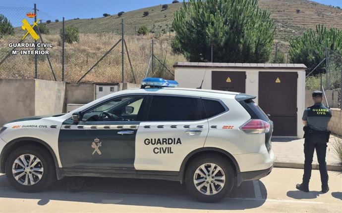 Imagen de archivo de un agente de Guardia Civil junto a su vehículo