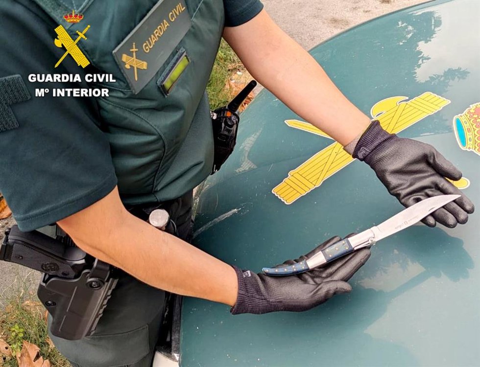 Navaja intervenida por la Guardia Civil tras un robo con violencia en Laredo