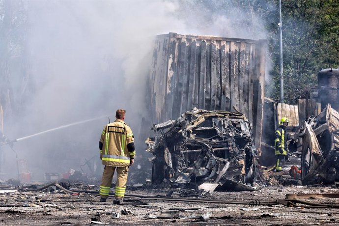 Archivo - 26 August 2024, Ukraine, Odesa: Rescuers stand by the cars of a transport company destroyed by the massive Russian missile and drone attack. Photo: -/Ukrinform/dpa
