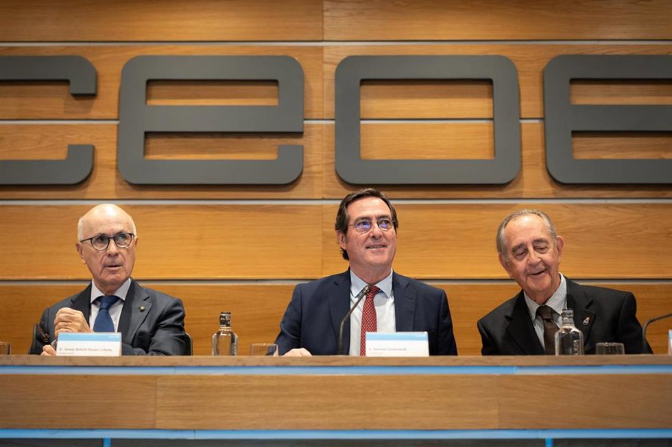 Archivo - (I-D) El presidente de Asedas, Josep Antoni Duran i Lleida; el presidente de la CEOE, Antonio Garamendi y el presidente de AMAT, Juan Roca, durante una jornada sobre absentismo laboral en la distribución, organizada por Asedas, en la sede de la 