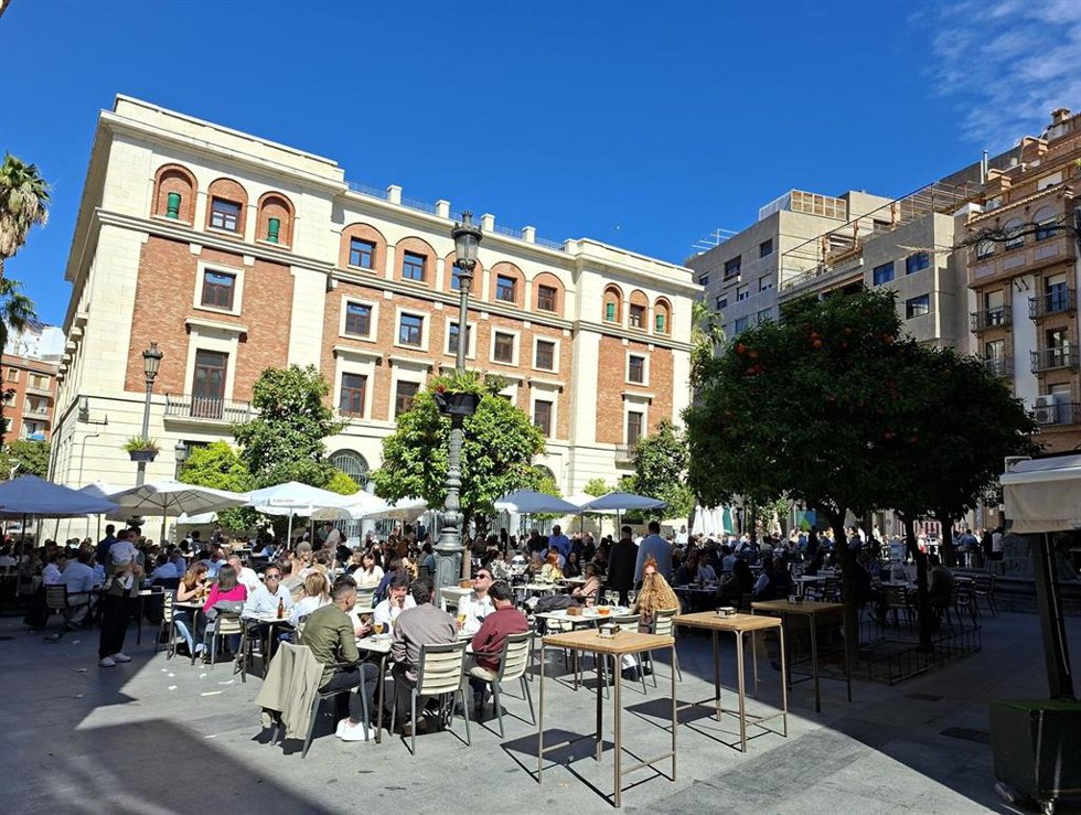 Archivo - Terrazas de establecimientos hosteleros en la plaza Deán Mazas/Archivo