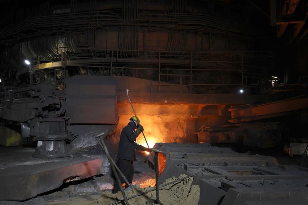 Archivo - 15 April 2025, United Kingdom, Scunthorpe: A steel worker seen at one of the blast furnaces at the British Steel site in Scunthorpe, during a visit by Business Secretary Jonathan Reynolds, after ministers took over British Steel under emergency 