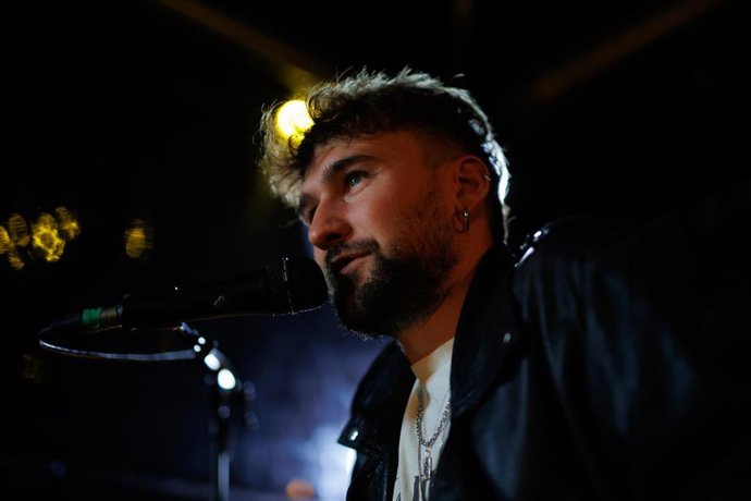 Archivo - El cantante Dani Fernández, durante una entrevista para Europa Press, a 18 de enero de 2024, en Madrid (España). Dani Fernández es un cantante y compositor español, ex miembro de la boy band Auryn que tras la separación del grupo en 2016, inició