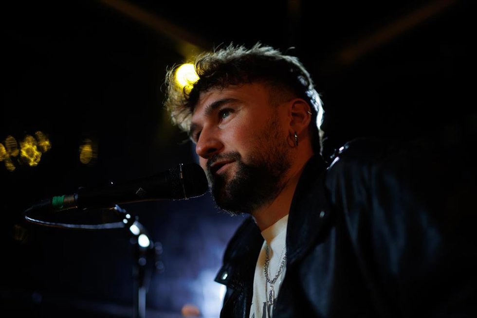 Archivo - El cantante Dani Fernández, durante una entrevista para Europa Press, a 18 de enero de 2024, en Madrid (España). Dani Fernández es un cantante y compositor español, ex miembro de la boy band Auryn que tras la separación del grupo en 2016, inició