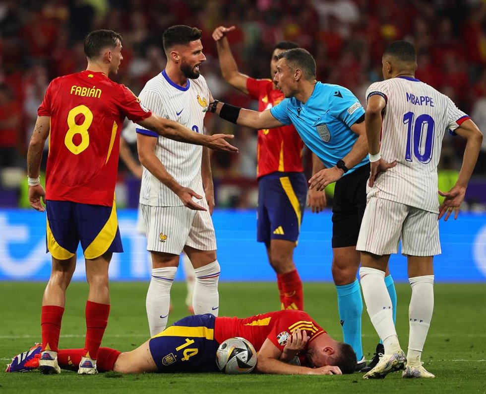 Archivo - Slavko Vincic habla con Olivier Giroud durante la semifinal de la Eurocopa de Alemania de 2024 entre España y Francia