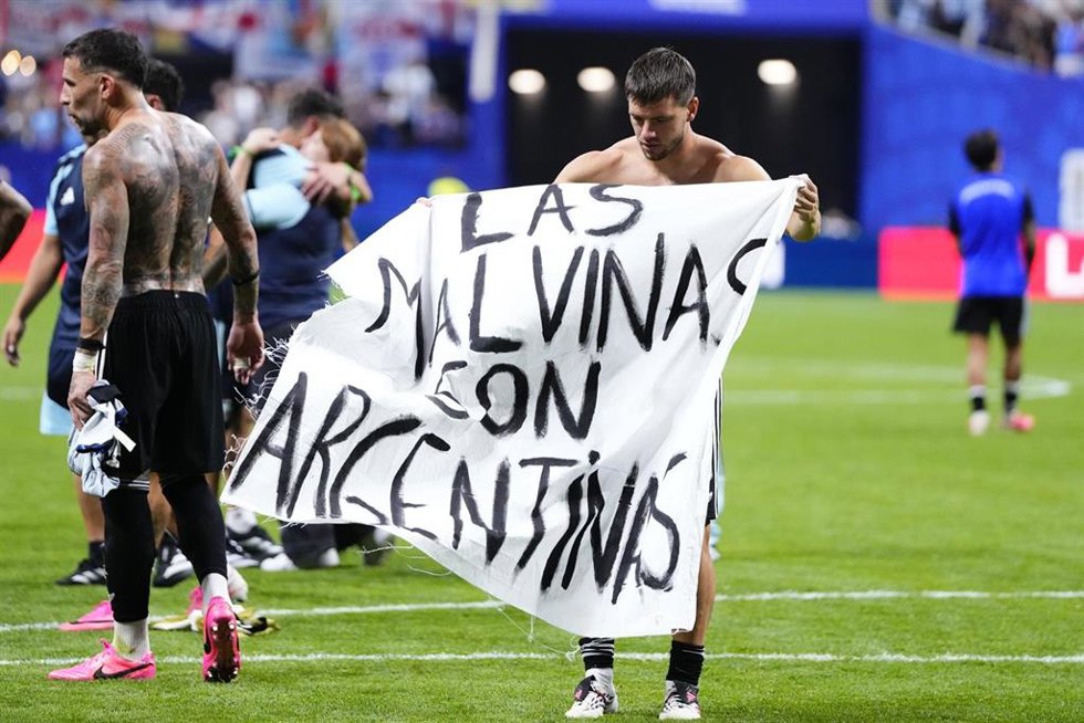 El centrocampista argentino y del Real Betis Giovani Lo Celso sostiene una pancarta con el texto 'La Malvinas son argentinas' tras ganar a Inglaterra en la semifinal del Mundial 2026.
