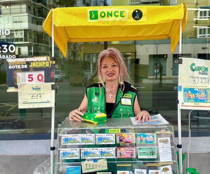 La vendedora de la ONCE María Pilar Caballero reparte medio millón de euros en la avenida Velázquez de Málaga capital