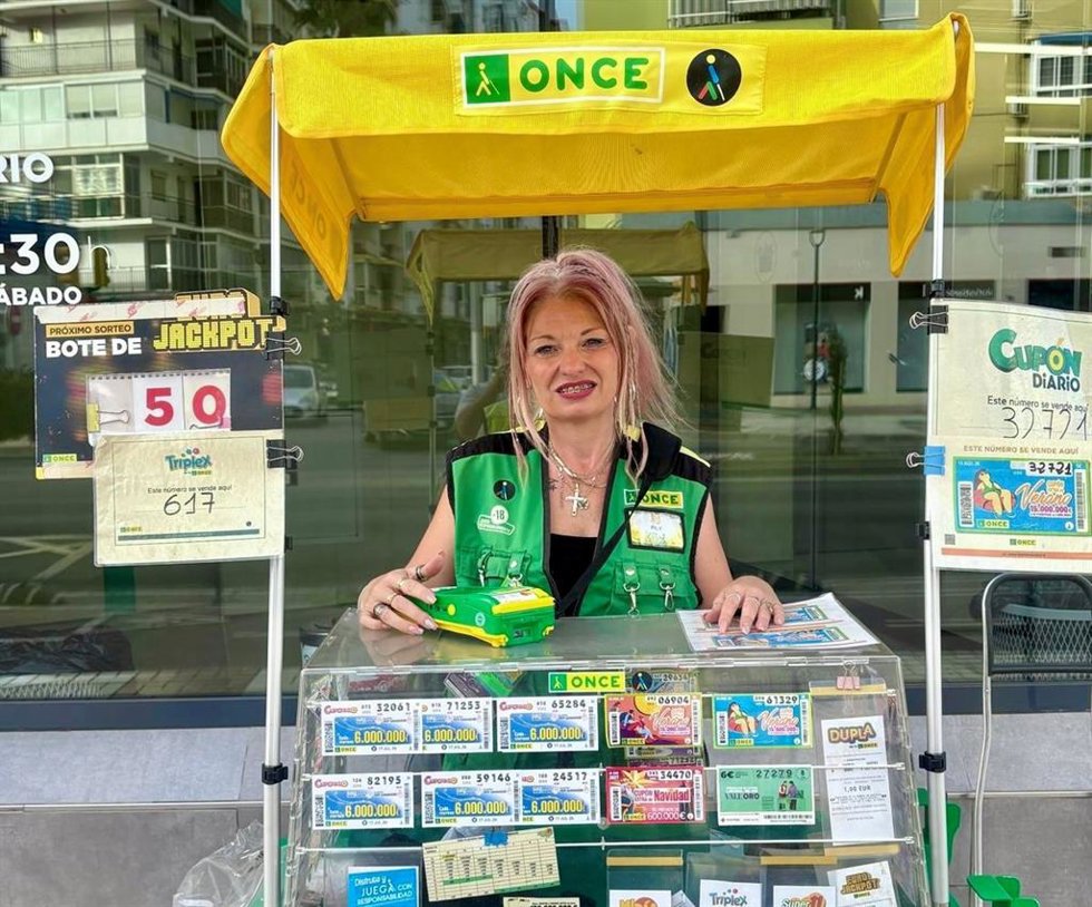 La vendedora de la ONCE María Pilar Caballero reparte medio millón de euros en la avenida Velázquez de Málaga capital