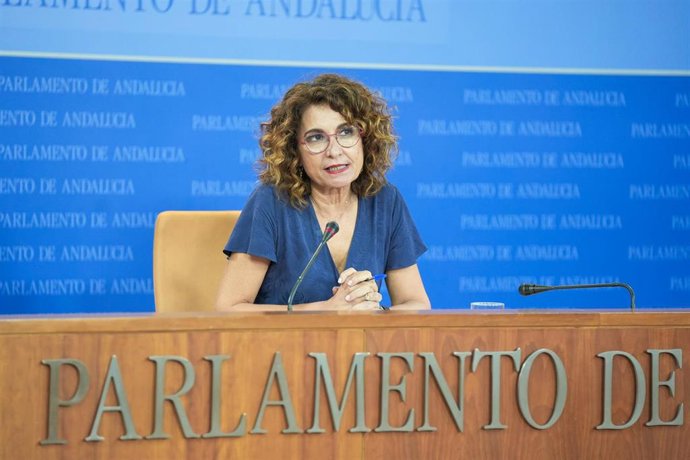 La secretaria general del PSOE-A y portavoz del Grupo Parlamentario Socialista, María Jesús Montero, ofrece una rueda de prensa para abordar asuntos de actualidad en la sala de prensa del Parlamento. (Foto de archivo).