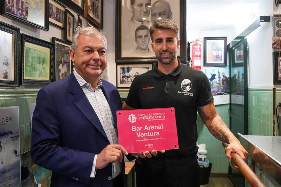 El alcalde de Sevilla, José Luis Sanz, entregando la placa de establecimiento emblemático de la ciudad al responsable del Bar Ventura