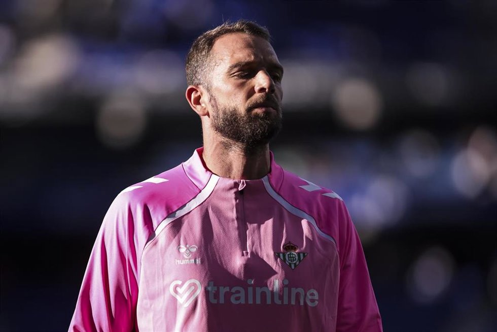 Archivo - El portero español y del Real Betis Pau López antes de disputar el partido contra el RCD Espanyol de LaLiga EA Sports.
