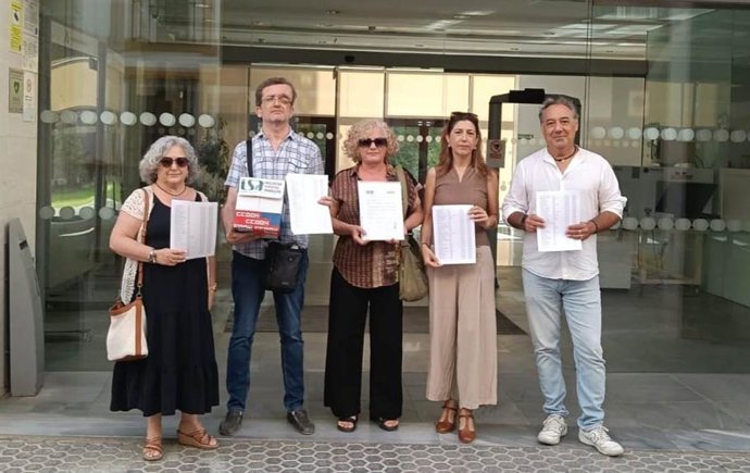 CCOO e ISA han presentado al secretario general para la Administración Pública, Arturo Domínguez, alrededor de 4.000 firmas para reclamar la "implantación ya" del segundo día de teletrabajo en la Administración autonómica.