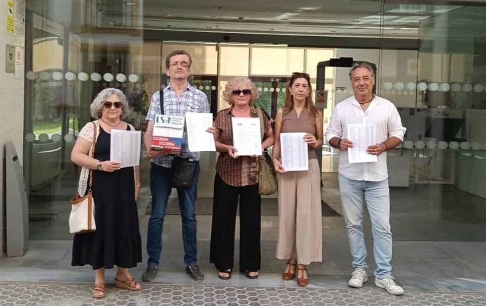 CCOO e ISA han presentado al secretario general para la Administración Pública, Arturo Domínguez, alrededor de 4.000 firmas para reclamar la "implantación ya" del segundo día de teletrabajo en la Administración autonómica.