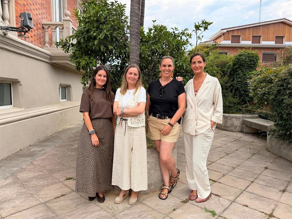 La escritora Laura Riñón reivindica el valor transformador de la literatura en los Cursos de Verano de la UC