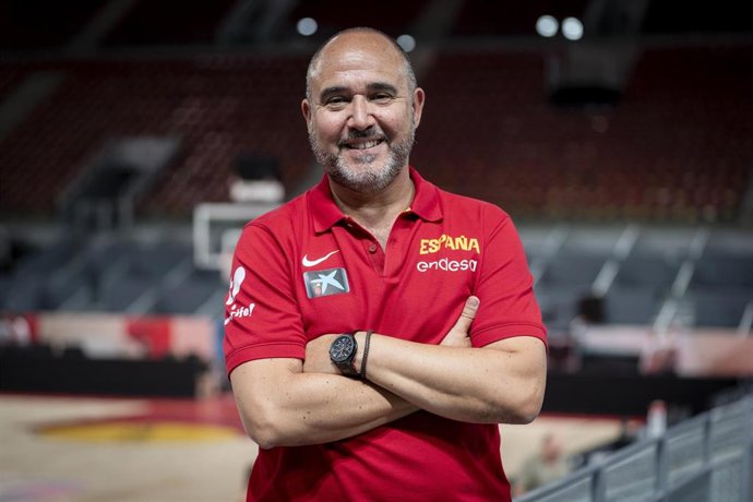 El seleccionador nacional masculino de baloncesto, Chus Mateo, en una entrevista a Europa Press en la Caja Mágica.