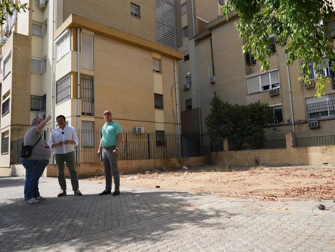 El portavoz adjunto del Grupo Municipal VOX en el Ayuntamiento de Sevilla, Fernando Rodríguez Galisteo, en una visita a la calle Piel de Toro