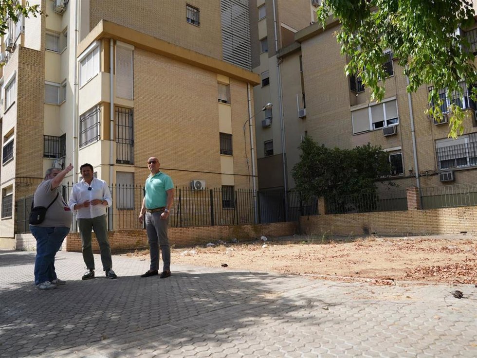 El portavoz adjunto del Grupo Municipal VOX en el Ayuntamiento de Sevilla, Fernando Rodríguez Galisteo, en una visita a la calle Piel de Toro