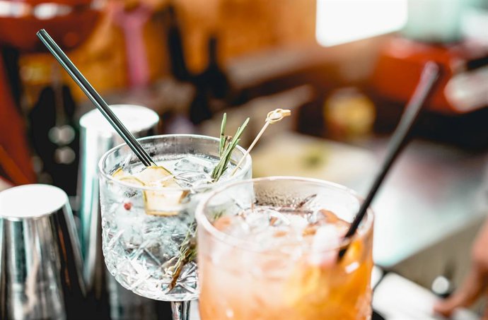 Còctels i gin tonic en un bar