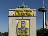 Activistas despliegan una pancarta en el arco de Moncloa tras el informe del CSN: "Pedro, di no a las nucleares"