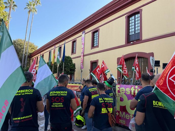 Bomberos del Consocio en una concentración frente a la Diputación de Sevilla
