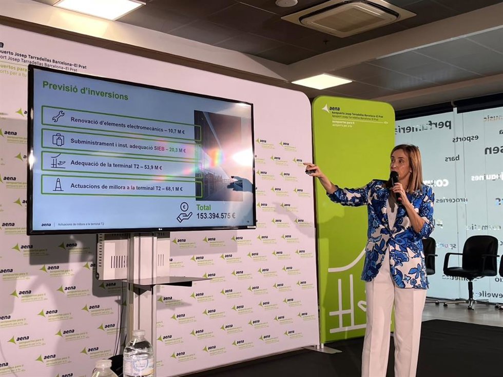 La directora del Aeropuerto de Barcelona, Eva Valenzuela, en rueda de prensa