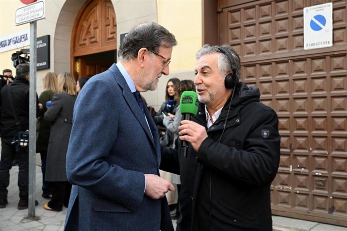 Archivo - Mariano Rajoy junto a Carlos Alsina a la salida de la capilla ardiente por Fernando Ónega situada en la Casa de Galicia de Madrid, a 04 de marzo de 2026, en Madrid (España). El periodista Fernando Ónega ha muerto a los 78 años.