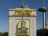 Foto: Activistas despliegan una pancarta en el arco de Moncloa tras el informe del CSN: "Pedro, di no a las nucleares"