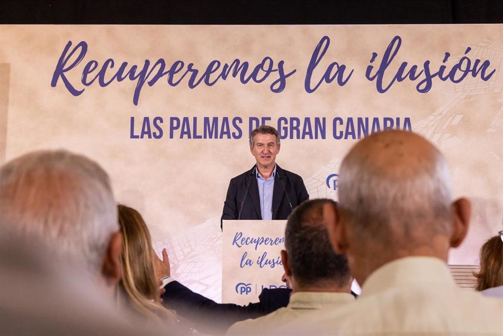 (I-D) El presidente nacional del Partido Popular, Alberto Núñez Feijóo, interviene durante el acto de presentación oficial de Poli Suárez como candidato del Partido Popular a la alcaldía de Las Palmas de Gran Canaria, a 16 de julio de 2026, en Las Palmas