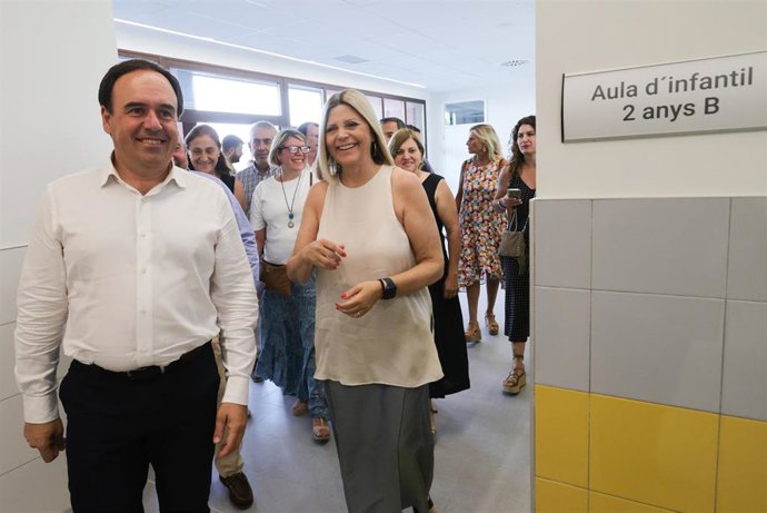 El president Juanfran Pérez Llorca y la consellera Carmen Ortí en la visita a un colegio. ARCHIVO.