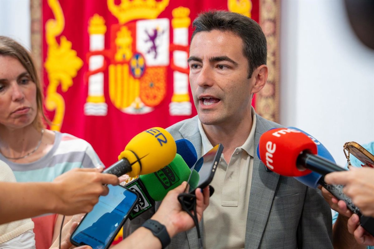 El delegado del Gobierno critica la campaña de CEOE Cantabria que criminaliza a trabajadores y exige su retirada