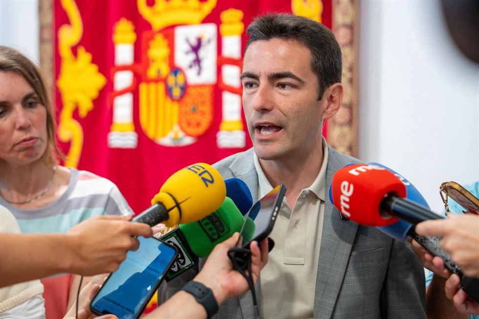 Archivo - El delegado del Gobierno, Pedro Casares, en declaraciones a la prensa.