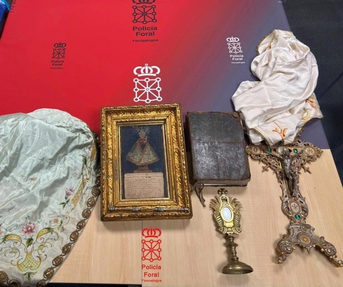 La Policía Foral recupera en Navarra valiosos objetos religiosos robados en una ermita de La Rioja.