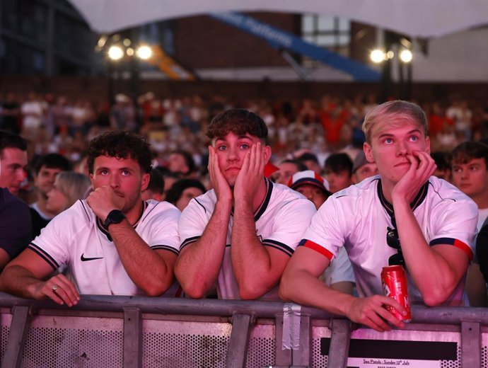 15 July 2026, United Kingdom, Manchester: England fans appear dejected during a screening of the FIFA World Cup 2026 semi-final match between England and Argentina at Castlefield Bowl, Manchester. Photo: Cody Froggatt/PA Wire/dpa