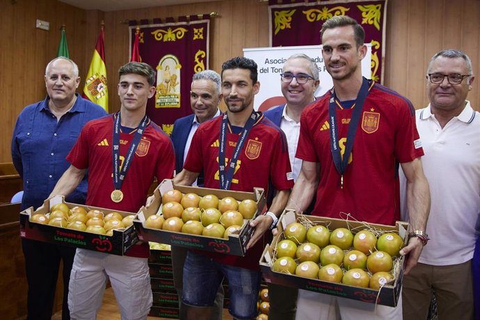 Archivo -  Jesús Navas, (2d) Fabián Ruiz, (d) y Pablo "Gavi" (i) con una caja de tomate durante la recepción institucional a los jugadores de la selección española de fútbol tras la conquista de la Nations League en los Palacios y Villafranca