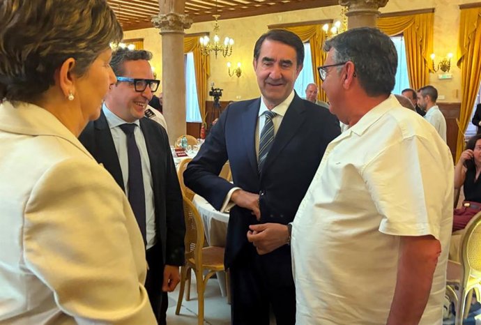 El consejero Suárez-Quiñones saluda a rector de la USAL, Juan Manuel Corchado, en Salamanca