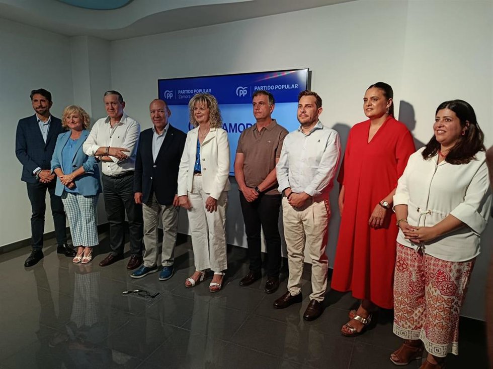 Elvira Velasco, en el centro, junto a cargos del PP de Zamora.