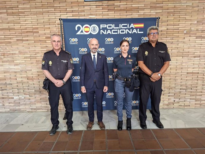 El subdelegado del Gobierno en Málaga, Javier Salas, acompañado por el comisario principal jefe provincial, Roberto Rodríguez, ha saludado a una agente de la Policía de Italia