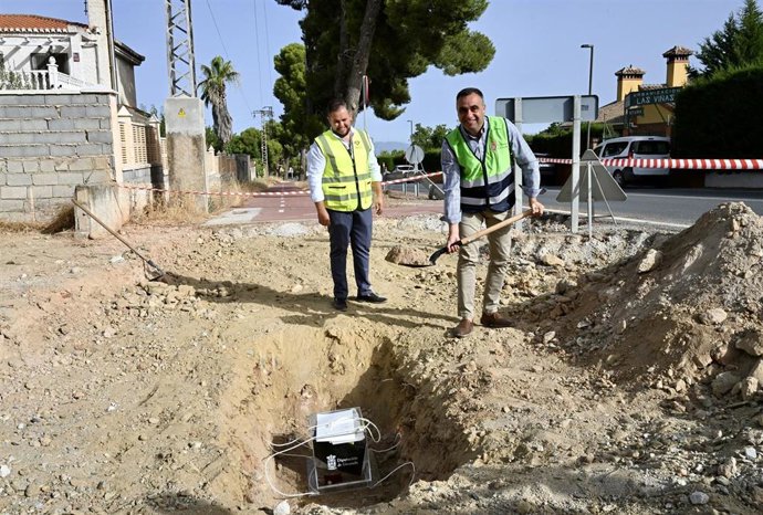 El presidente de la Diputación de Granada, Francis Rodríguez, coloca la primera piedra de las obras de construcción del nuevo carril ciclopeatonal entre Otura y Dílar.