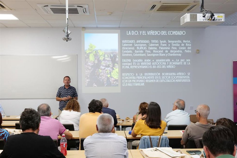 El presidente del Colegio de Dentistas de Huelva, Víctor Núñez.