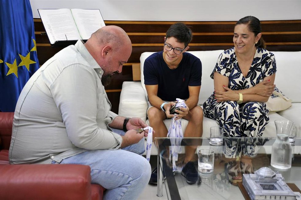 El presidente de la Asamblea, Manuel Naharro, con el nadador Guillermo Gracia y su madre, Lorena Núñez