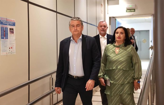 El consejero de Presidencia, Sanidad y Emergencias, Antonio Sanz, con la nueva gerente del SAS, María de los Ángeles García Rescalvo.