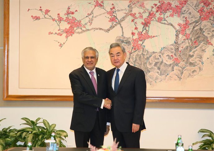 Archivo - Fotografía de archivo de un encuentro en Nueva York en mayo de 2026 entre los ministros de Exteriores de Pakistán y China, Ishaq Dar (izquierda) y Wang Yi (derecha)