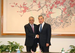 Archivo - NEW YORK, May 28, 2026  -- Chinese Foreign Minister Wang Yi, also a member of the Political Bureau of the Communist Party of China Central Committee, meets with Pakistani Deputy Prime Minister and Foreign Minister Mohammad Ishaq Dar in New York,