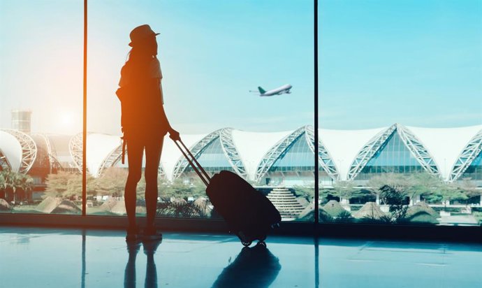 Archivo - Una mujer en el aeropuerto
