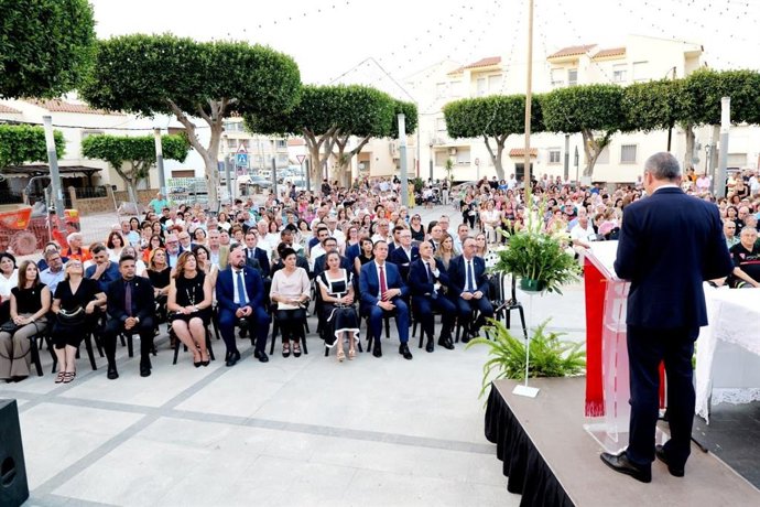 Autoridades y vecinos asisten a la misa celebrada en Los Gallardos (Almería) en homenaje a las víctimas y a los "héroes"del incendio.