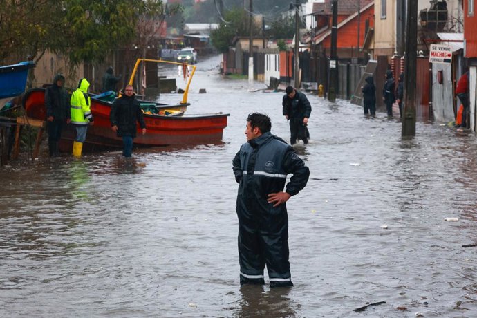 Penco, 16 de julio de 2026 Pescadores del sector Cerro Verde Bajo, intentan rescatar sus botes que son arrastrados por la la marea que ingreso hasta la calle. Carlos Acuna/Aton Chile