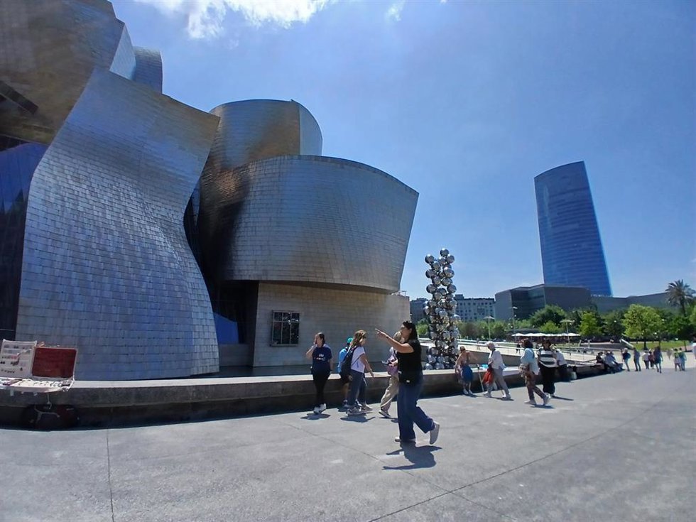 Archivo - Gente paseando por Bilbao