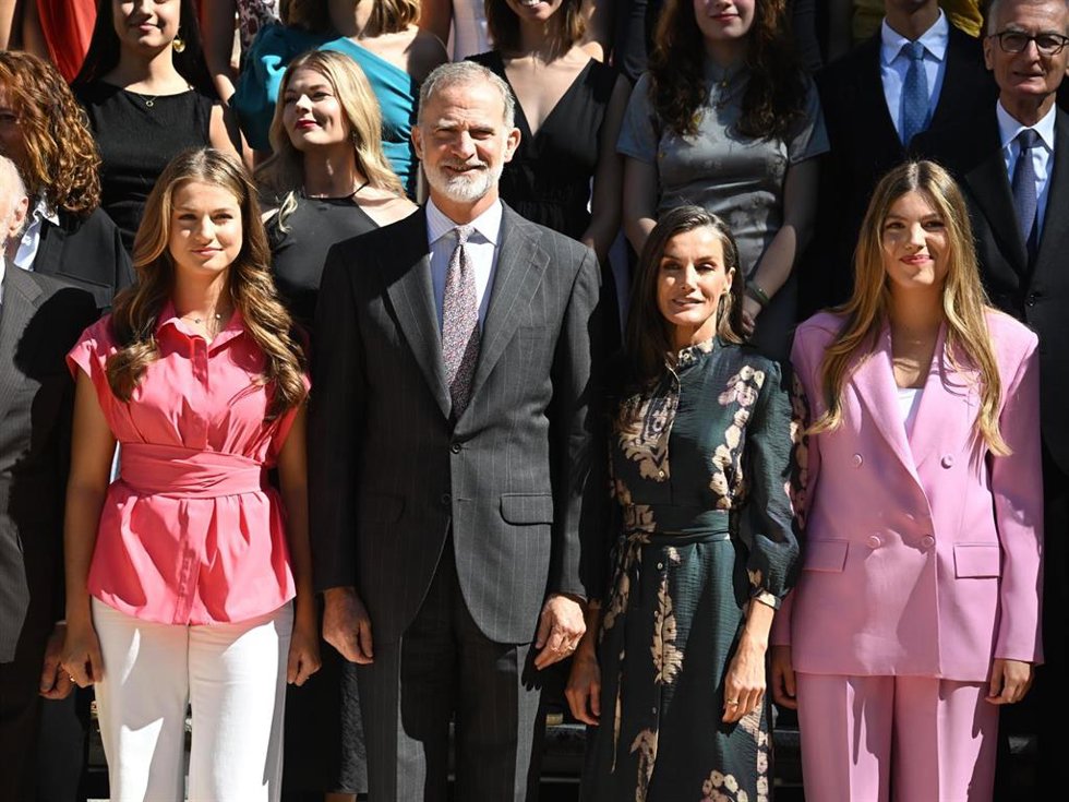 La Princesa Leonor y la Infanta Sofía se han unido a los Reyes durante la audiencia a una representación de la Fundación Colegios del Mundo