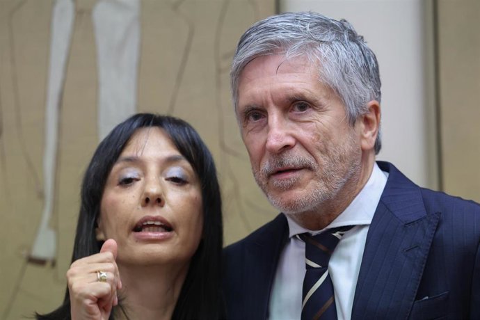 El ministro del Interior, Fernando Grande-Marlaska (d), y la directora general de la Guardia Civil, Mercedes González Fernández (i).